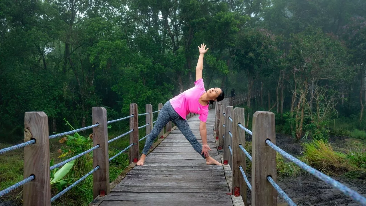 yoga for the knee pain showing by a girl